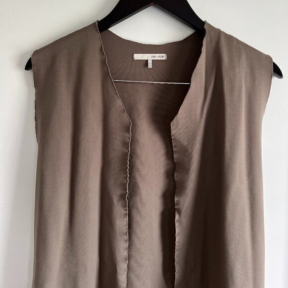 Oak and Fort | Sleeveless Vest With Pockets - Picture 2 of 8